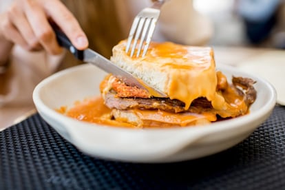 En Oporto hay que probar una francesinha. Consiste en una montaña de pan de molde, queso, beicon, ternera, huevo frito y salchichas, todo bien regado de salsa, más o menos picante, y acompañada de abundantes patatas fritas. O Requinte, Mauritânia Real y Bufete Fase son mis sitios favoritos para este placer culinario.