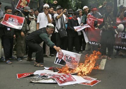 Un manifestante quema un póster del presidente ruso, Vladimir Putin, durante una protesta frente a la embajada rusa de Jakarta (Indonesia), el 19 de diciembre de 2016.