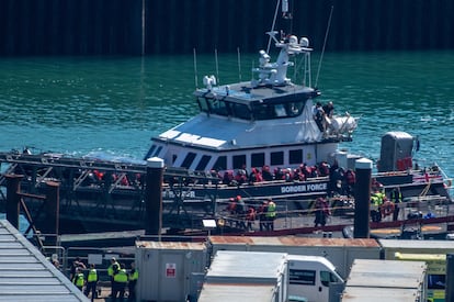 Un grupo de inmigrantes desembarca en el puerto de Dover