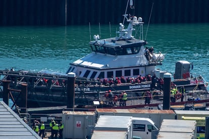 Un grupo de inmigrantes desembarca en el puerto de Dover