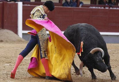 El novillero Varea, en su primer toro de la tarde, ayer en Las Ventas.