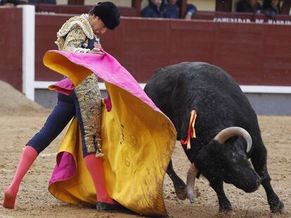 El novillero Varea, en su primer toro de la tarde, ayer en Las Ventas.