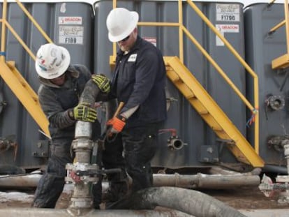 Dos operarios trabajan en una explotaci&oacute;n petrolera de Dakota del Norte.