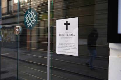 Cartel en un bar de Granada sobre el cierre de establecimientos.