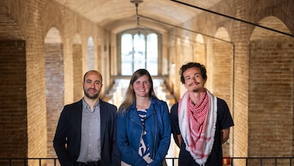 De izquierda a derecha, el italiano Giuliano Iorio, la neerlandesa Lorijn Zaadnoordijk y el brasileño Bruno Palombini, investigadores becados por Fundación la Caixa, en la biblioteca de Ciutadella de la Universidad Pompeu Fabra (Barcelona) este mayo.