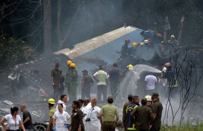 Los equipos de emergencia inspeccionan el lugar de la catástrofe.