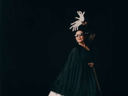 La pose perfecta: Martirio en estado puro. Capa de tul de seda de Jantaminiau; gafas, peineta, pendientes y anillos de la cantante.