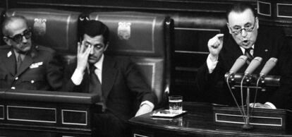 Noviembre de 1976. Blas Piñar defiende con ahínco la inalterabilidad de los Principios del Movimiento, desde la tribuna, junto al presidente del Gobierno, Adolfo Suárez, y el teniente general Manuel Gutiérrez Mellado, en el pleno de las Cortes sobre la reforma política.