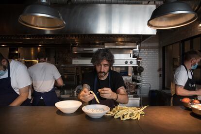 Diego Guerrero, sin mascarilla para la foto un día que el local está cerrado, en la cocina de DSTAgE.