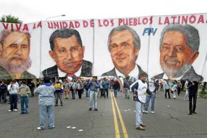 Manifestantes contrarios a la política comercial de Estados Unidos enarbolan retratos de los presidentes de Cuba, Venezuela, Argentina, Brasil y Uruguay durante la IV Cumbre de las Américas.
