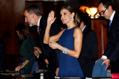 Con coleta y presumiendo de joyas lució la reina Letizia durante el tradicional concierto de los Premios Princesa de Asturias, celebrado en el Auditorio Príncipe Felipe de Oviedo, en la víspera de la ceremonia de entrega de los galardones de 2017.