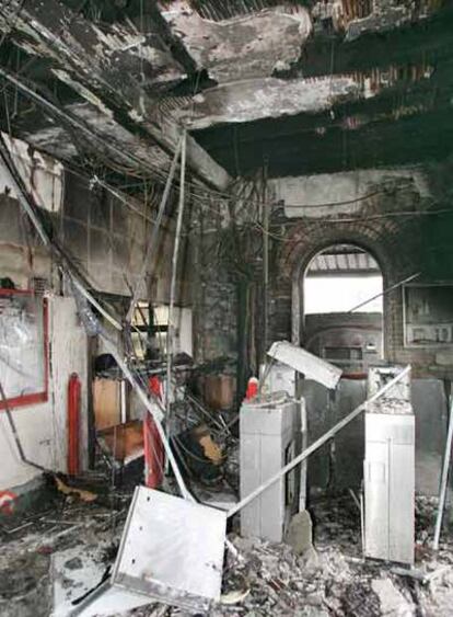 Interior de la estación de Renfe en Barakaldo tras el ataque