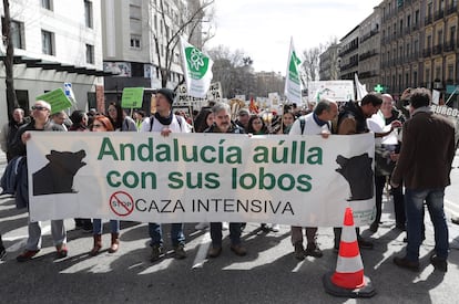 GRAF5105. MADRID, 18/03/2018.- Manifestación convocada por las organizaciones Lobo Marley, Equo, Ecologistas en Acción, WWF y la Alianza Europea para la Conservación del Lobo, con el apoyo de 200 entidades ecologistas y animalistas de España, en apoyo a la conservación del lobo. EFE/ZIPI