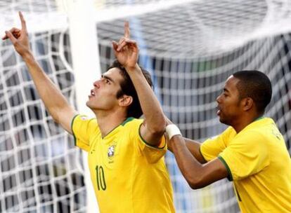 Kaká, seguido de Robinho, celebra uno de sus goles a Egipto.