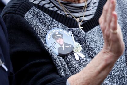 Una mujer lleva una chapa con la foto del capitán del vuelo 93 de United Airlines, Jason Dahl, durante la 17 ° celebración anual del 11 de septiembre en el Monumento Nacional Flight 93 cerca de Shanksville, Pennsylvania (EE UU).