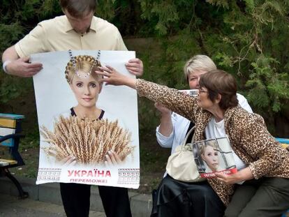 Seguidores de Timoshenko sostienen carteles con su retrato en la puerta del hospital al que ha sido trasladada.