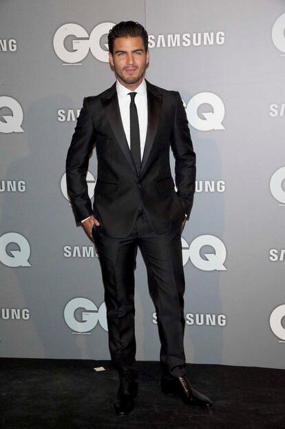 Maxi Iglesias con esmoquin de Dsquared2.