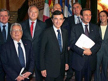 De izquierda a derecha, los ministros de Exteriores de Portugal, Grecia, España, Francia, Chipre, Malta, e Italia, y la embajadora británica para la Cumbre Euromediterránea, en la reunión de ayer en Toulouse (Francia).