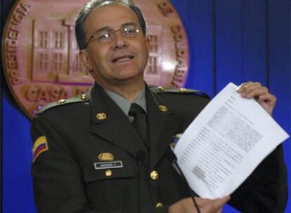 El director de la policía colombiana, Oscar Naranjo, muestra uno de los documentos incautados.
