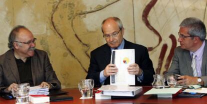 Josep Lluís Carod-Rovira, José Montilla y Joan Saura, durante la reunión del Gobierno catalán.