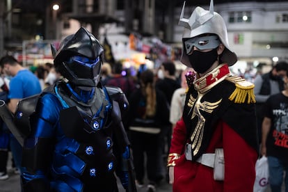 Dos asistentes con el cosplay de sus personajes favoritas en el Salón del Manga de 2021.