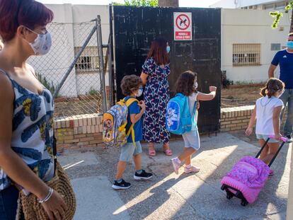 Varios niños acceden este jueves al colegio Antonio de Nebrija en Jerez de la Frontera.