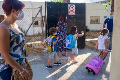 Varios niños acceden este jueves al colegio Antonio de Nebrija en Jerez de la Frontera.