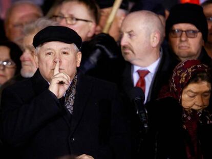 Jaroslaw Kaczynski durante una manifestaci&oacute;n en Warsaw.