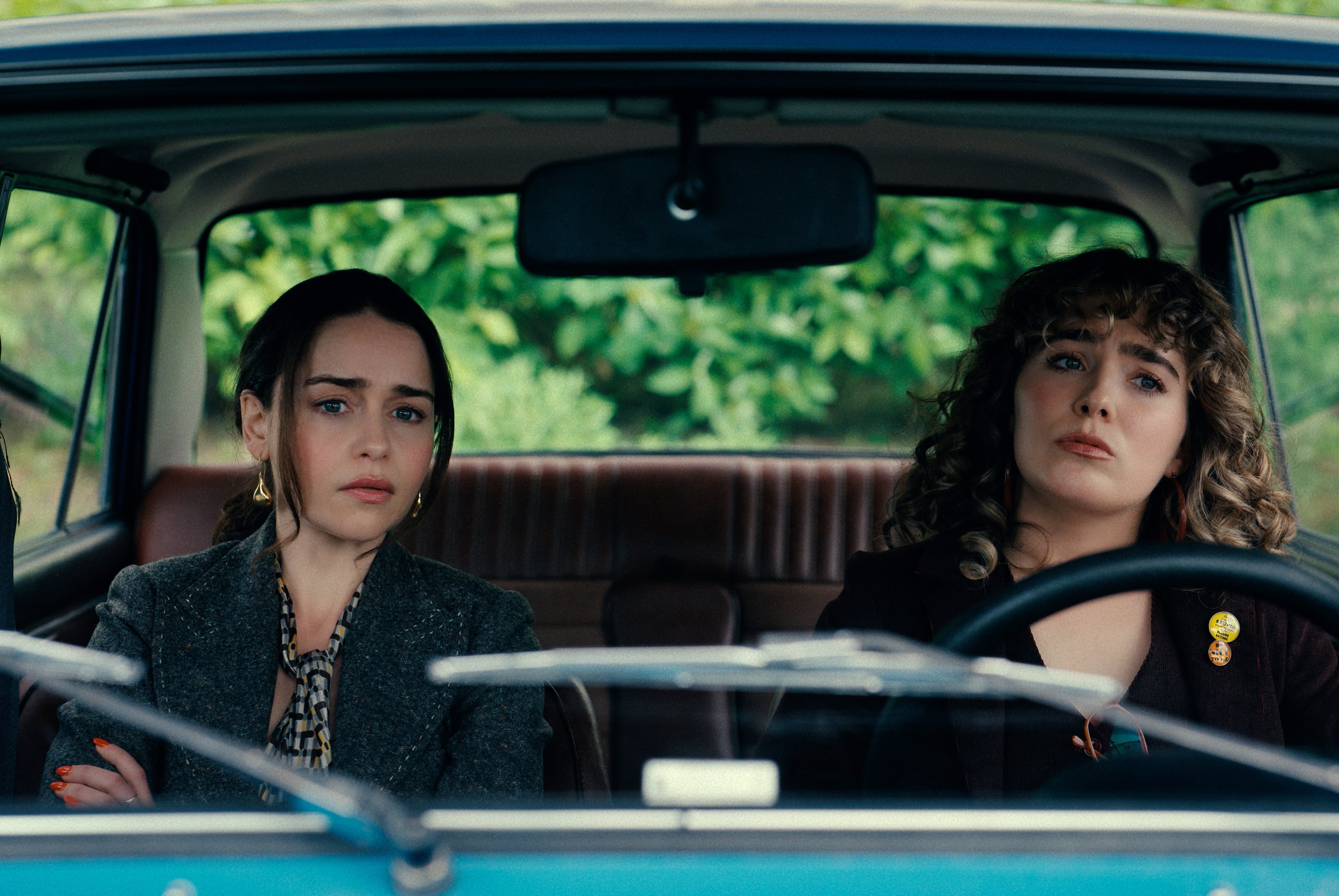 Emilia Clarke y Haley Lu Richardson, en la serie 'Ponies'.