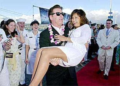 Alec Baldwin estuvo presente en la presentación de <i>Pearl Harbor</i> en el mismo lugar donde llevó a cabo el ataque de la aviación japonesa.