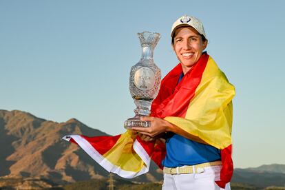 Carlota Ciganda, con el trofeo de la Solheim.