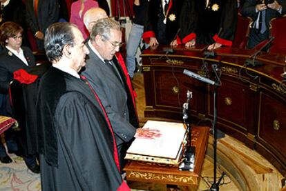 Francisco Rubio Llorente jura su cargo como nuevo presidente del Consejo de Estado. A la izquierda, Landelino Lavilla, consejero permanente de esa institución.