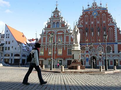 Letonia es uno de los nuevos destinos <i>bajo coste.</i> En la foto, el Ayuntamiento y un edificio gremial, en Riga.