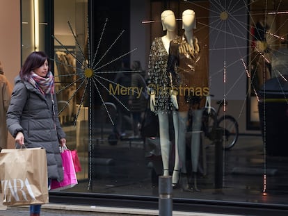 Una mujer pasa este viernes junto a un comercio del centro de Vitoria (Álava)