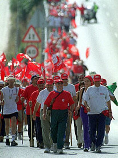 Varios integrantes de la marcha contra el <b></b><i>decretazo,</i> en su camino hacia Valdemoro (Madrid).