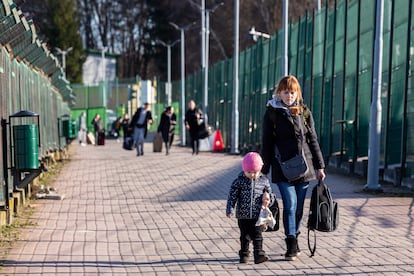 Familias ucranias andan por la frontera con Polonia en Medyka, el día mismo del ataque ruso contra su país, el 24 de febrero de 2022.