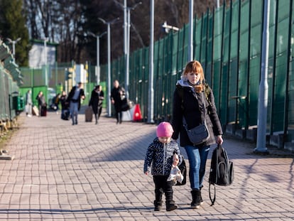 Familias ucranias andan por la frontera con Polonia en Medyka, el día mismo del ataque ruso contra su país, el 24 de febrero de 2022.