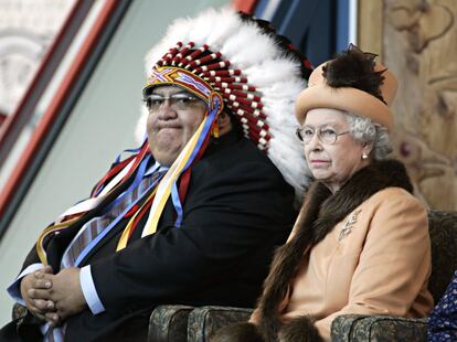 La reina Isabel II de Inglaterra, sentada al lado del jefe indio Alphonse Bird, durante una ceremonia en la Universidad de Regina, en Saskatchewan (Canadá), el 17 de mayo de 2005.