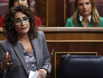 La ministra de Hacienda, Mar&iacute;a Jes&uacute;s Monterno, en el Congreso de los Diputados.