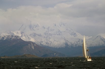 Canal Beagle (Tierra del Fuego, Chile y Argentina). Hay pocos lugares tan bellos y desolados como el canal Beagle, un estrecho de unos 240 kilómetros que conecta el Atlántico y el Pacífico por el sur de la isla de Tierra del Fuego.  Los nativos de la zona lo llamaban Onashaga, que significa el canal de los cazadores, aunque su nombre actual se lo debe al bergantín ‘Beagle’ que llevó a Charles Darwin en su viaje de investigación por esta parte del mundo. Es un lugar de gran biodiversidad y paisajes asombrosos, flanqueado por picos nevados, un espeso bosque subantártico y glaciares de marea que caen desde el campo de hielo de la cordillera Darwin. Un brazo de este canal, el que discurre al noroeste, es conocido como Avenida de los Glaciares: por la cubierta de babor del barco van desfilando cuatro poderosos ríos de hielo que bajan desde la cordillera Darwin: el Romanche, colgado de un acantilado sobre el fiordo, el Roncalli, el Holanda y el Italia, que extiende sobre el mar su lengua de color berilo. Navegar por el canal Beagle  es una de las experiencias imprescindibles para los viajeros que llegan a Punta Arenas (Chile) o Ushuaia (Argentina). 