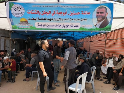 Carpa fúnebre por Abdala Hasanín Abu Yiba, este lunes en Ciudad de Gaza.