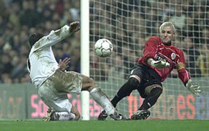 Morientes pica el balón sobre Cañizares en el único gol del partido.