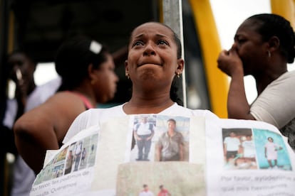 Un familiar sostiene un cartel después de que la Fiscalía General de Ecuador dijera que los cuatro cadáveres encontrados la semana pasada fueron confirmados como hijos de cuatro menores desaparecidos, mientras busca presentar cargos contra 16 militares por su presunta participación, en Guayaquil, Ecuador, el 31 de diciembre de 2024.