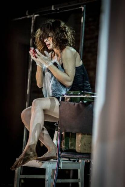 Simona Sala en &#039;Medeas. On Getting Across&#039;, de Teatr Zar.