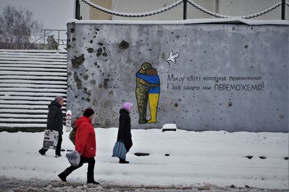 Pintada a favor del amor, la paz y la victoria en la guerra, en una pared llena de impactos de la localidad de Kupiansk (Járkov).