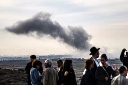 Humo sobre una residencial de Gaza, visto desde la localidad israelí de Sderot, este martes.