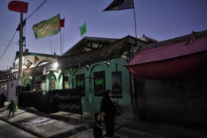Acceso a una mezquita del barrio de Dasht-e-Barchi, el lunes en la capital afgana.