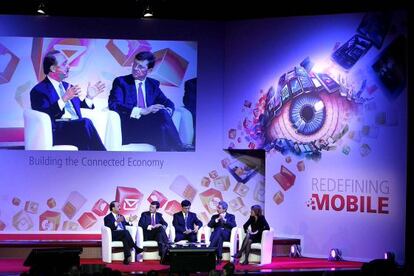 Los responsables de las operadoras ATT, Vodafone, China Mobile, Telecom Italia y la directora general de la asociación GSMA.