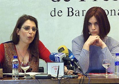 Las transexuales Olga Cabasani y Joana López, en un acto para pedir a Sanidad que asuma el cambio de sexo.