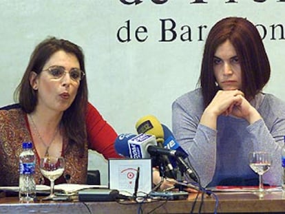 Las transexuales Olga Cabasani y Joana López, en un acto para pedir a Sanidad que asuma el cambio de sexo.